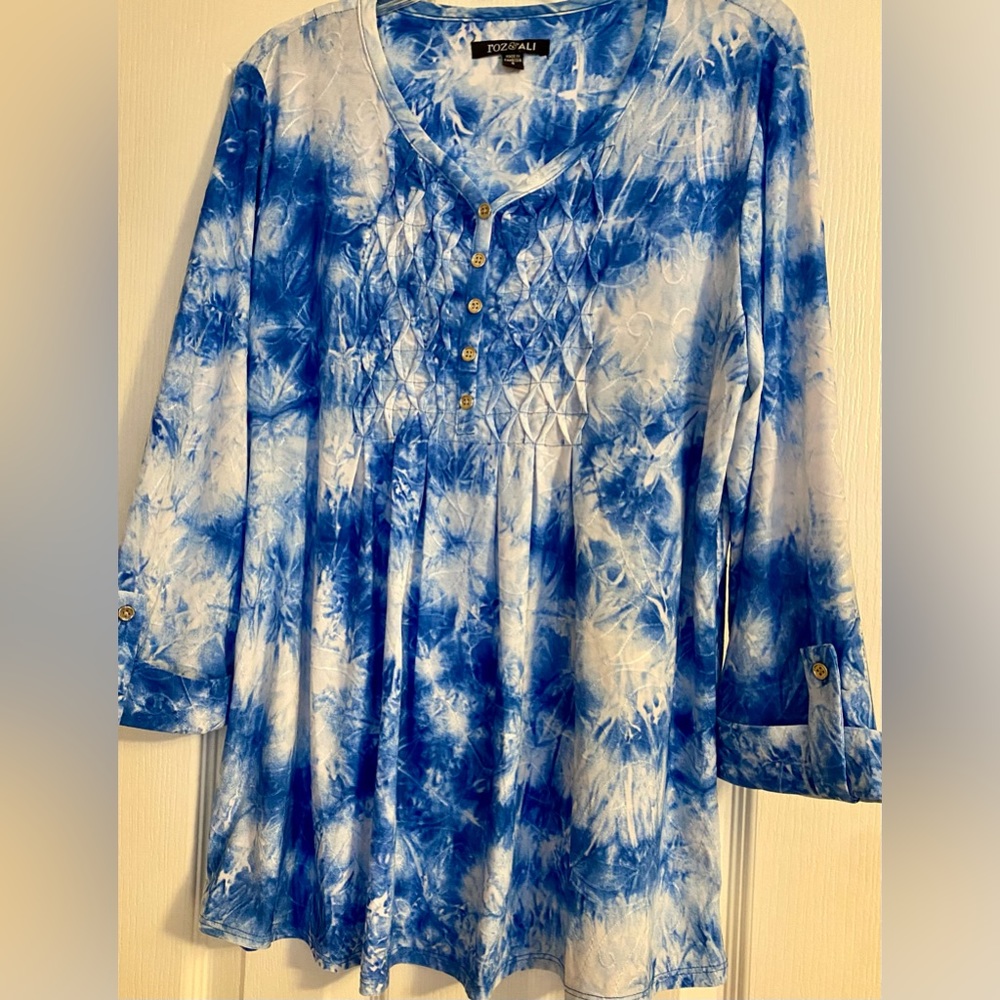 ‼️SALE-SALE-SALE‼️Blue and white Tie-dye look Roz & Ali pop-over top.💙🤍